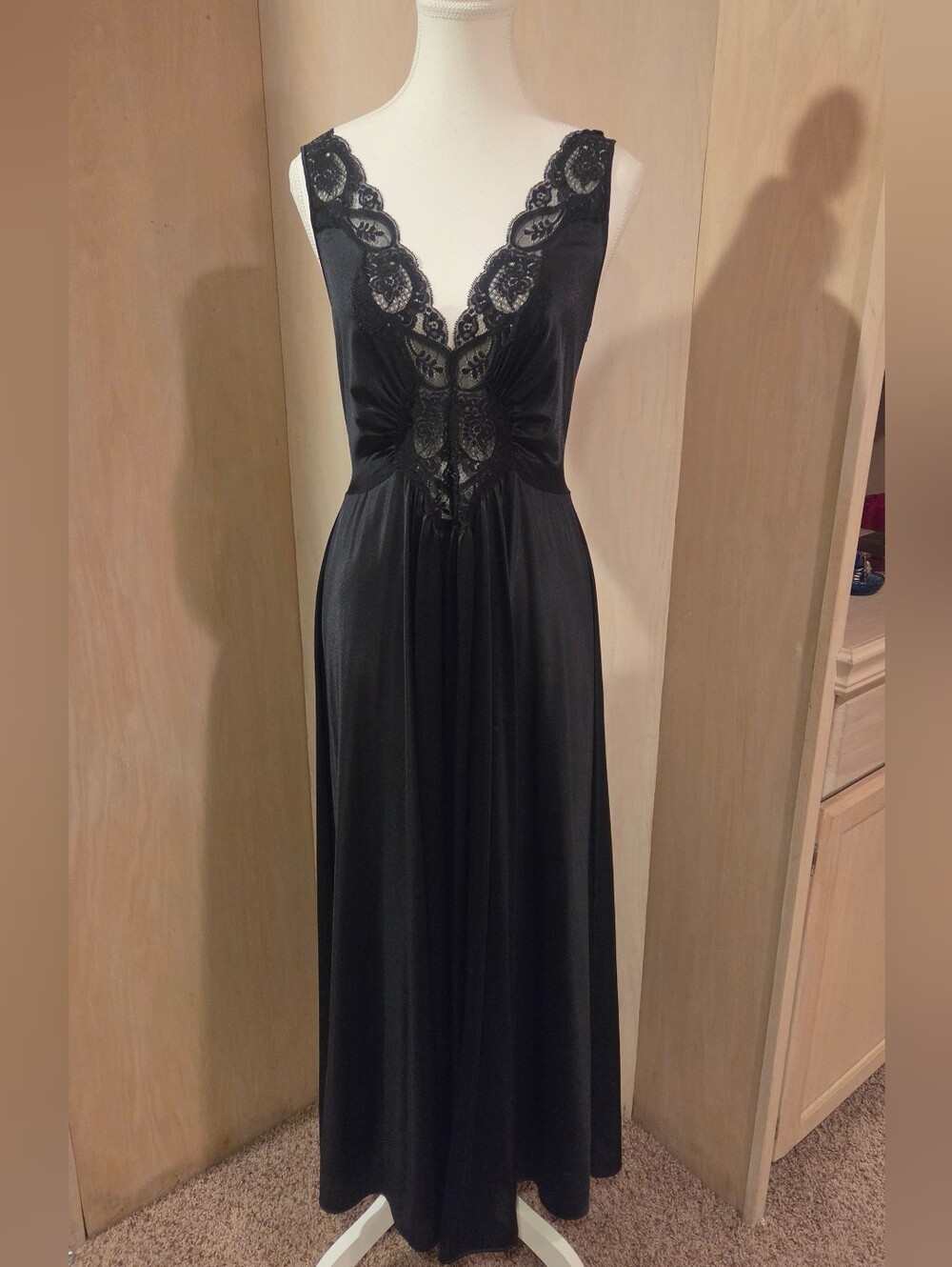 Vintage Olga style 92280 deep V full sweep negligee